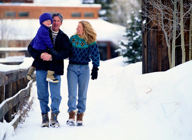 Famille marchant dans la neige